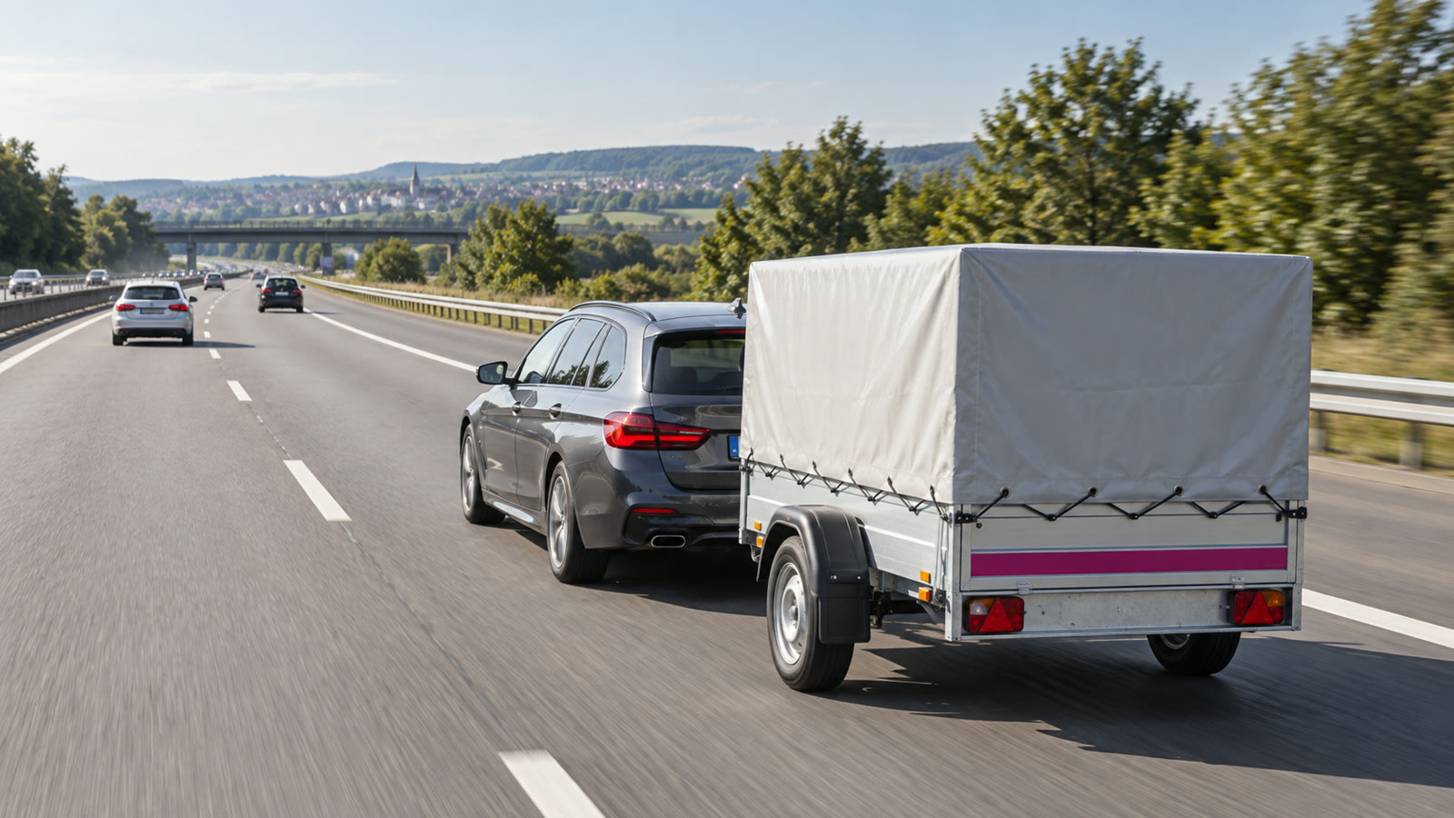 Auto mit Anhänger bei stabiler Fahrt auf einer Autobahn